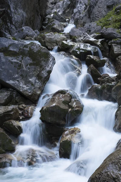 Wandelen in de kloof van de Hoellentalklamm in Beieren, Duitsland — Stockfoto