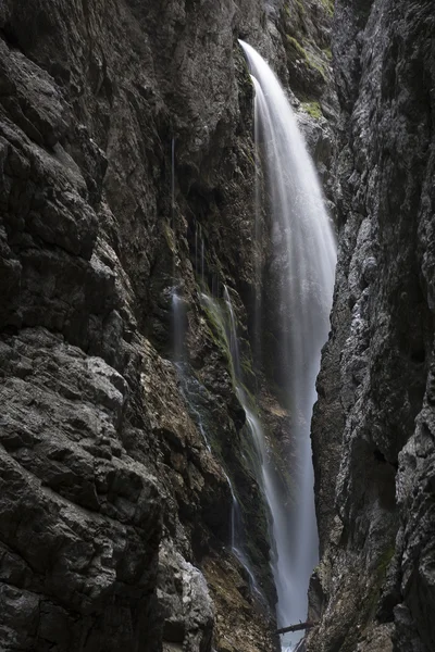 Kleine waterval binnen de Hoellentalklamm gorge in Beieren, Duitsland — Stockfoto