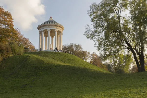 Monopteros temple inside the english garden in Munich, Germany — Stock Photo, Image