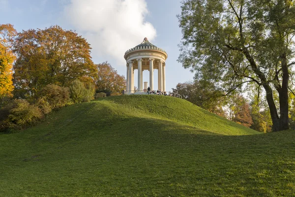 Templo de los monopteros dentro del jardín inglés en Munich, Alemania —  Fotos de Stock