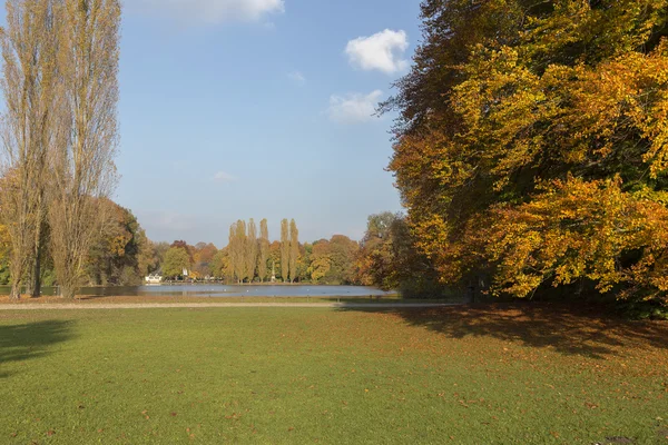 Английский сад в Мюнхене, Германия, осенью — стоковое фото