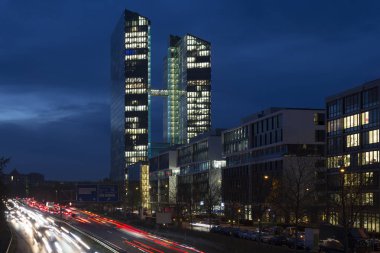 Münih, Almanya, mavi saat sırasında bina office ile işlek yol