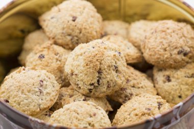 Bir teneke içinde Hindistan cevizi macaroons