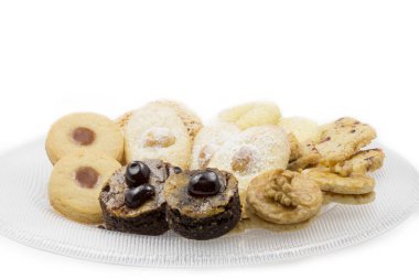 bir cam tabakta Noel kurabiyeleri