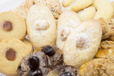 Ev yapımı Noel kurabiyeleri bir cam tabakta yelpazesi