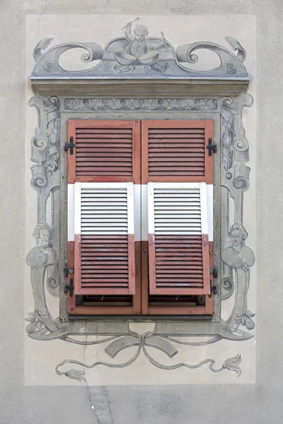 Vieja ventana con persianas de madera —  Fotos de Stock