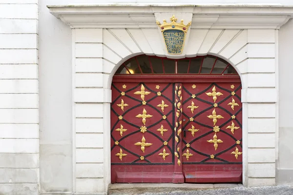 Puerta histórica de una casa residencial en la ciudad de Goerlitz, Alemania —  Fotos de Stock