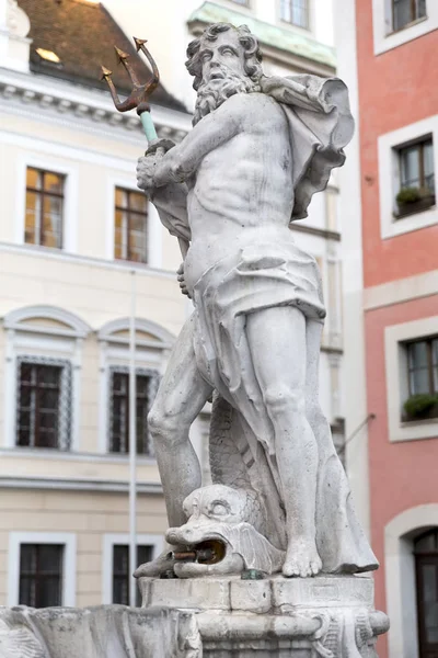 Fuente histórica de Neptuno en la pintoresca ciudad de Goerlitz, Alemania — Foto de Stock