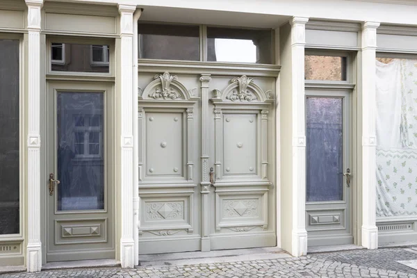Puerta histórica de una casa residencial en la ciudad de Goerlitz, Alemania —  Fotos de Stock