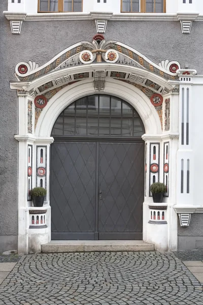 Porta histórica de uma casa residencial na cidade de Goerlitz, Alemanha — Fotografia de Stock