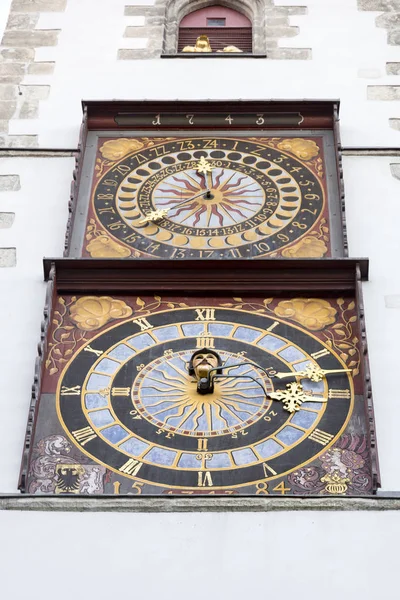 Relojes históricos de torre en el ayuntamiento de Goerlitz, Alemania — Foto de Stock