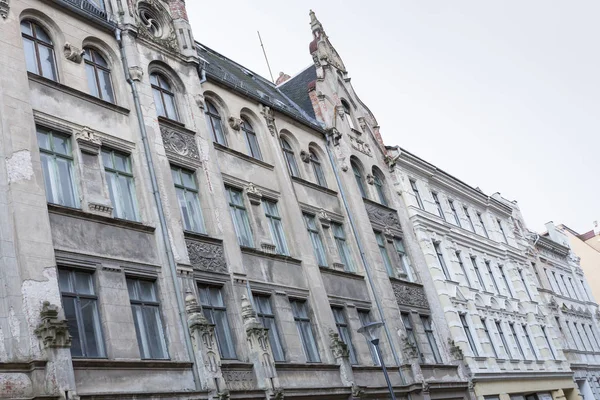 Unrenovated and renovated historic houses in the town of Goerlitz, Germany — Stock Photo, Image