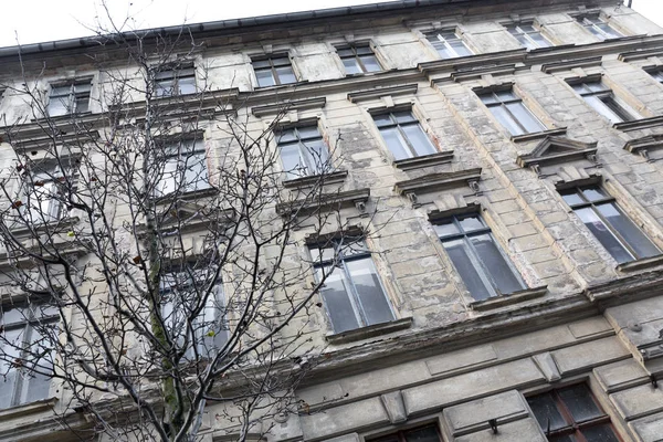 Unrenovated and renovated historic houses in the town of Goerlitz, Germany — Stock Photo, Image