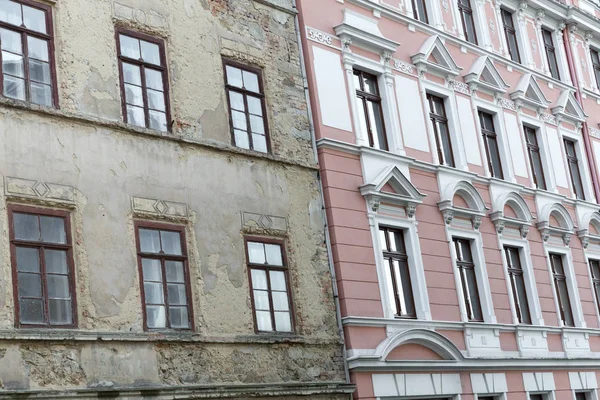 Unrenovated and renovated historic houses in the town of Goerlitz, Germany — Stock Photo, Image