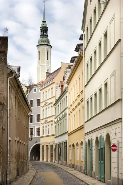 如诗如画的小巷里的哥利兹，德国小镇与三位一体教会在背景 — 图库照片