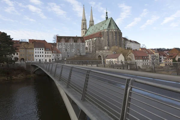 Γέφυρα πέρα από τον ποταμό Νάισε με την εκκλησία Peterskirche Goerlitz στο παρασκήνιο — Φωτογραφία Αρχείου