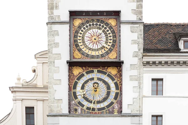 Reloj de casa de pueblo en la ciudad de Goerlitz, Alemania del Este —  Fotos de Stock