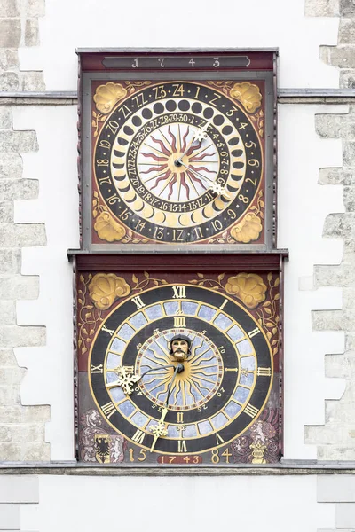 東ドイツ、ゲルリッツの町で町の家時計 — ストック写真