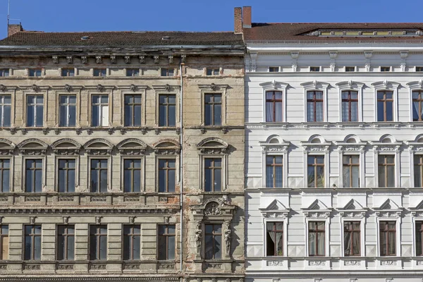 Unrenovated and renovated historic houses in the town of Goerlitz, Germany — Stock Photo, Image