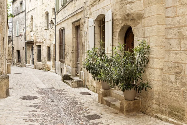 Pitoresk alleyway içinde küçük kasaba Uzes, Güney Fransa — Stok fotoğraf