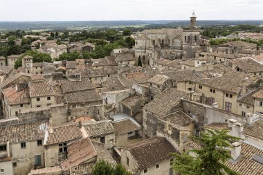 Güney Fransa Uzes şehrin eski kiremitli çatıları üzerinde seyir