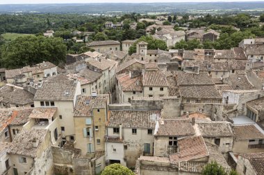 Güney Fransa Uzes şehrin eski kiremitli çatıları üzerinde seyir