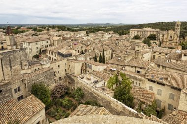Güney Fransa Uzes şehrin eski kiremitli çatıları üzerinde seyir