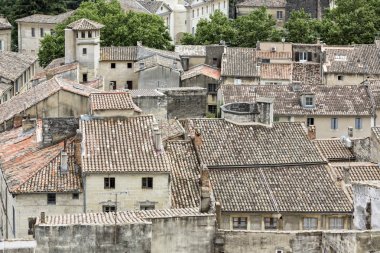 Güney Fransa Uzes şehrin eski kiremitli çatıları üzerinde seyir