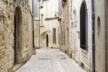 Pitoresk alleyway içinde küçük kasaba Uzes, Güney Fransa