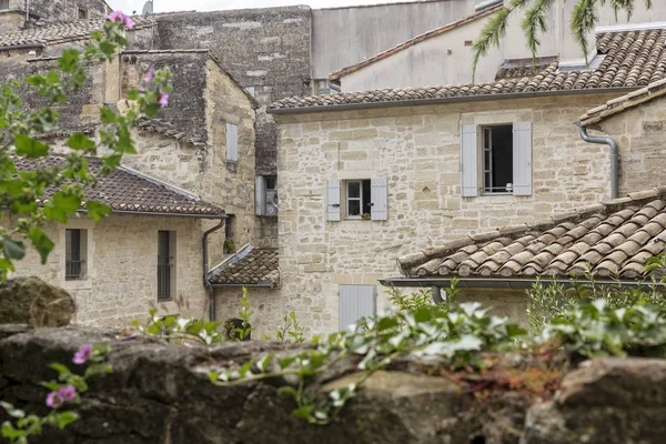 Χαρακτηριστικές κατοικίες για την πόλη της Uzes, Νότια Γαλλία — Φωτογραφία Αρχείου