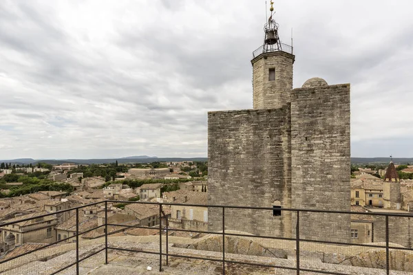 Guardando vecchi tetti piastrellati della città di Uzes nel sud della Francia — Foto Stock