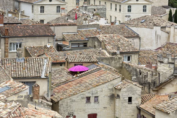 Güney Fransa Uzes şehrin eski kiremitli çatıları üzerinde seyir — Stok fotoğraf