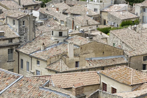 Güney Fransa Uzes şehrin eski kiremitli çatıları üzerinde seyir — Stok fotoğraf