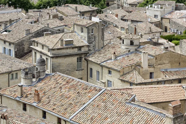 Güney Fransa Uzes şehrin eski kiremitli çatıları üzerinde seyir — Stok fotoğraf