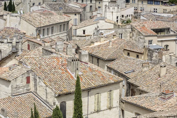 Guardando vecchi tetti piastrellati della città di Uzes nel sud della Francia — Foto Stock
