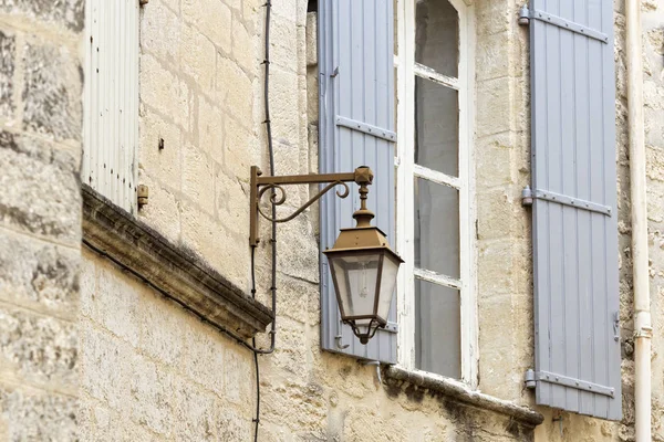 Uzes, Güney Fransa, görülen sokak lambası — Stok fotoğraf