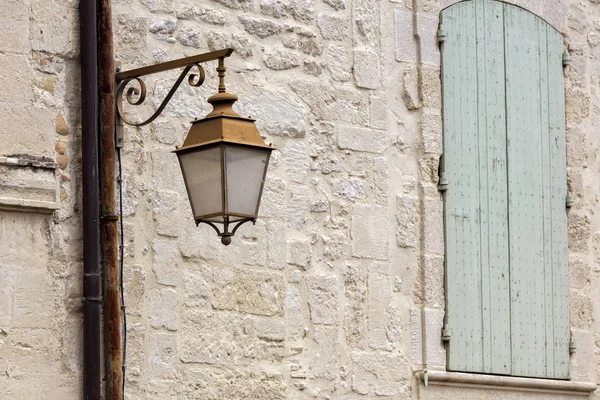 Straßenlaterne gesehen in der Stadt uzes, Südfrankreich — Stockfoto