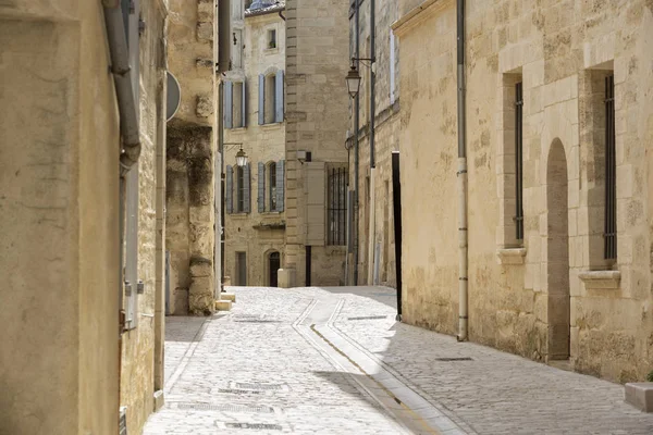 Pintoresca callejuela en la pequeña ciudad de Uzes, sur de Francia — Foto de Stock