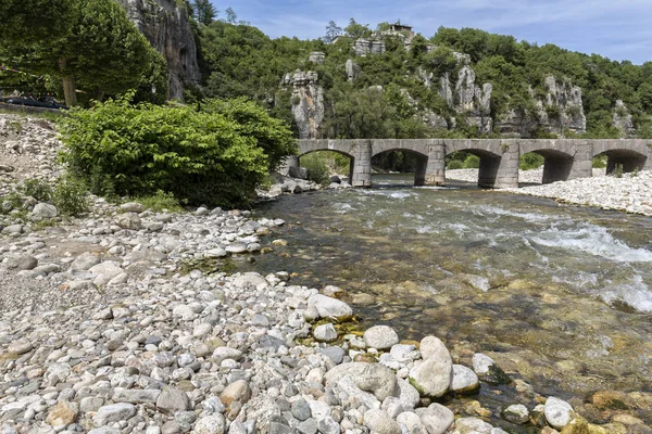 Vecchio ponte in pietra sul fiume Beaume nel sud della Francia, Europa — Foto Stock