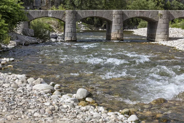Storico ponte in pietra sul fiume Beaume nel sud della Francia, Europa — Foto Stock
