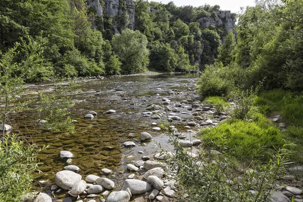 Het riviertje de Beaume in de Ardeche-district in Zuid-Frankrijk — Stockfoto