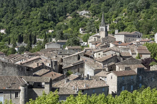 La piccola città di Largentiere nel distretto di Ardeche, Francia meridionale — Foto Stock