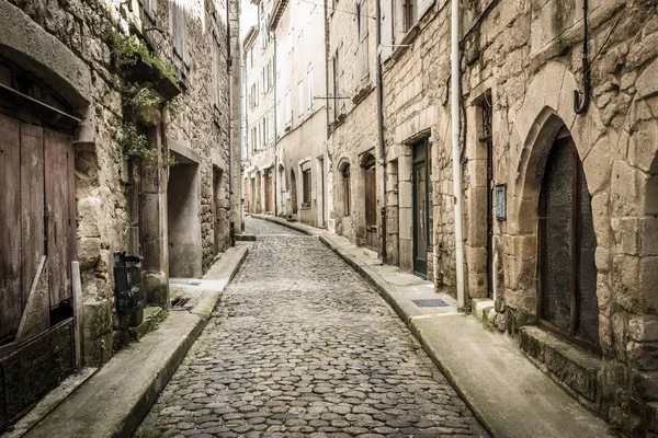 在 Largentiere 小镇，法国南部的小巷里 — 图库照片
