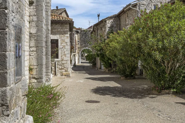 Dentro del pequeño pueblo Roums en el sur de Francia — Foto de Stock