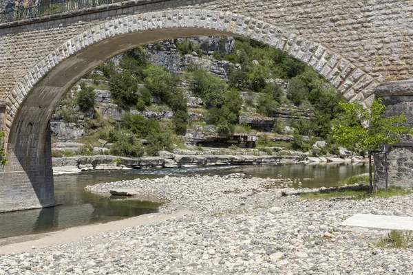 Vecchio ponte in pietra nel sud della Francia — Foto Stock