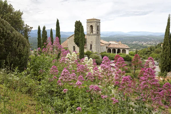 A pequena igreja Saint-Martin na aldeia Sampzon, Sul da França — Fotografia de Stock