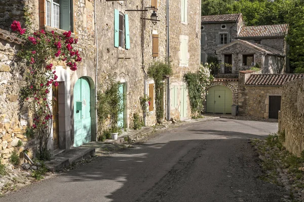 Beco pitoresco na pequena cidade de Salavas, sul da França — Fotografia de Stock