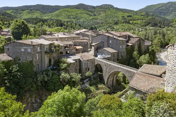 Das kleine Dorf jaujac in der Ardeche, Südfrankreich — Stockfoto