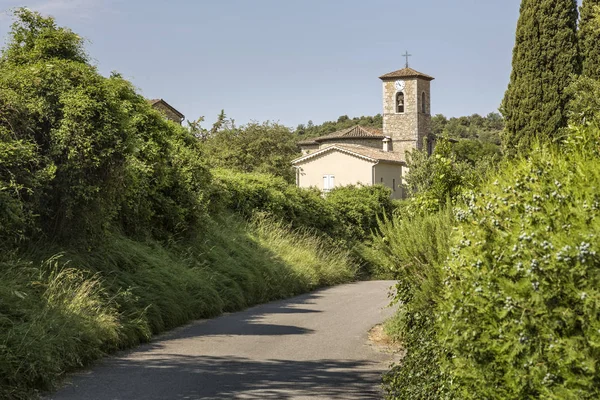 Kirche im kleinen Dorf Rochecolombe, Bezirk Ardeche, Südfrankreich — Stockfoto