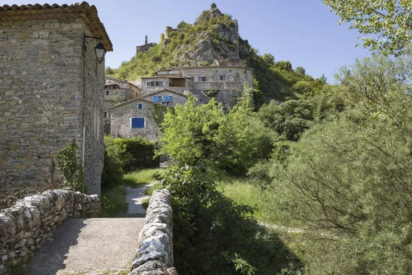 A pequena aldeia de Rochecolombe no distrito de Ardeche, sul da França — Fotografia de Stock